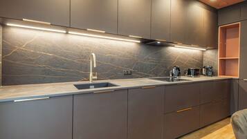 Refrigerador, horno, lavavajillas, cafetera/tetera