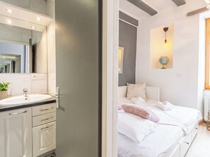 Tabla de planchar con plancha, wifi y ropa de cama 