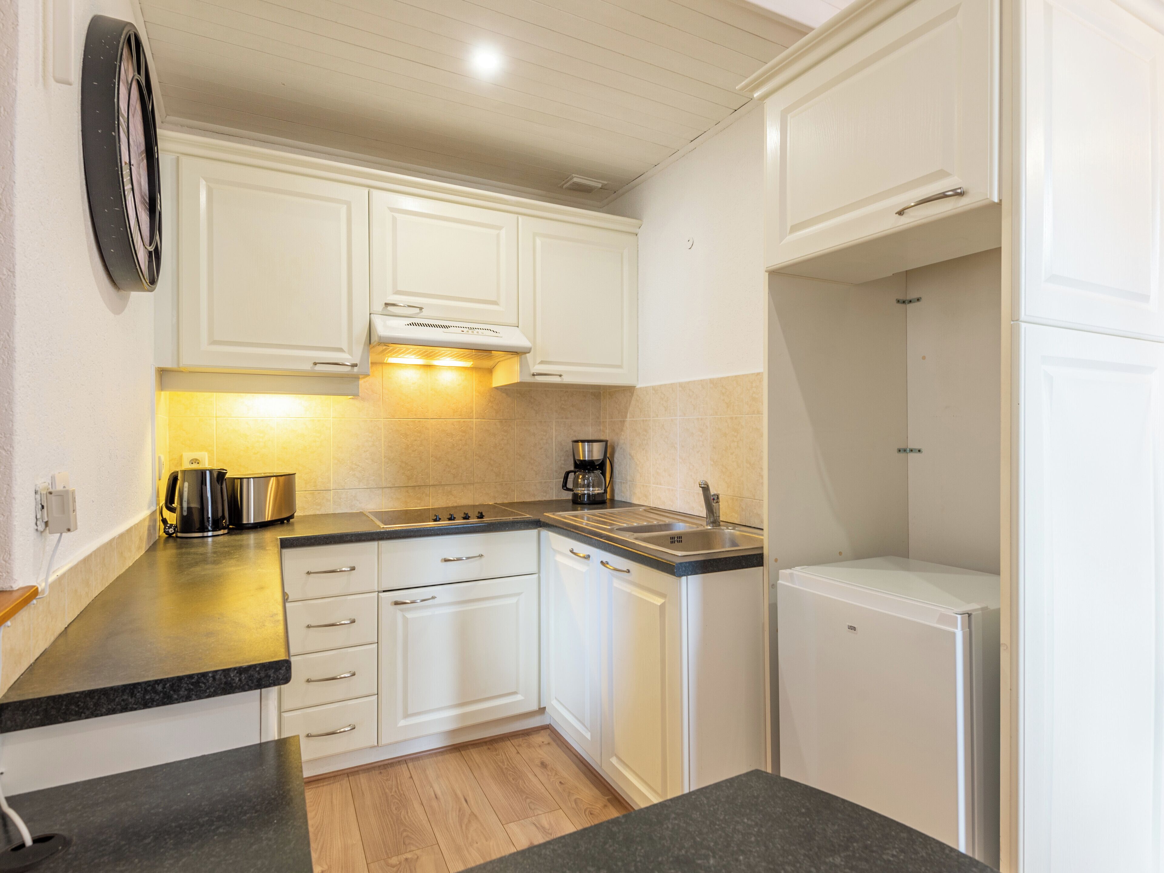 Fridge, oven, coffee/tea maker, toaster