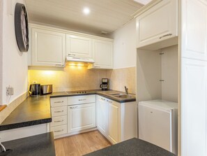 Refrigerador, horno, cafetera/tetera, tostadora