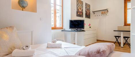 Iron/ironing board, WiFi, bed sheets