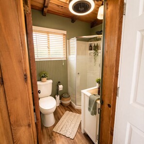 Shower, towels - Granary House – Lakefront Bliss on Sunrise Beach (Osage Township)