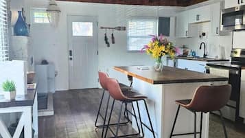 Een koelkast, een magnetron, een oven, een kookplaat