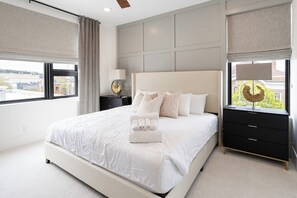 2 bedrooms, iron/ironing board, free WiFi, bed sheets - Stunning Luxury Condo in Downtown Grand Haven! (Grand Haven)