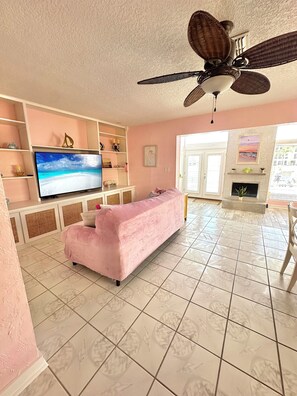 Smart TV, fireplace - Charming 3 bedroom beach cottage on canal with pool and hot tub  (New Port Richey)