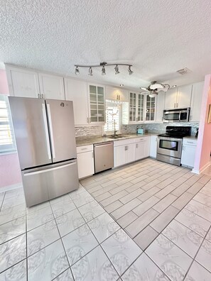 Mikrowelle, Ofen, Herdplatte, Geschirrspüler