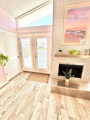 Interior - Charming 3 bedroom beach cottage on canal with pool and hot tub (New Port Richey)