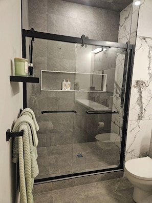 Dusche, Haartrockner, Handtücher, Seife