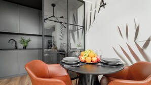 Leilighet, 1 soverom, balkong | Spiseområde på rommet