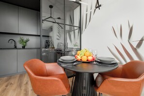 Apartamento, 1 quarto, sacada | Opções para refeição no quarto