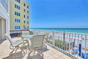 Outdoor dining - ☀️Tides 1-211-Stunning Beachfront-Spacious Balcony-Pool+Hot Tub☀️ (North Redington)