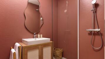 Dusche, Haartrockner, HandtĂŒcher, Toilettenpapier