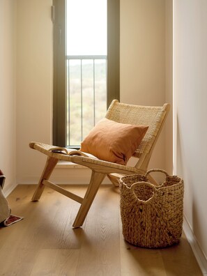 遮光窗帘、免费 WiFi、床单