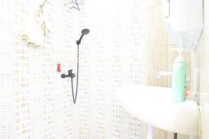 Deluxe Double Room | Bathroom | Shower, towels