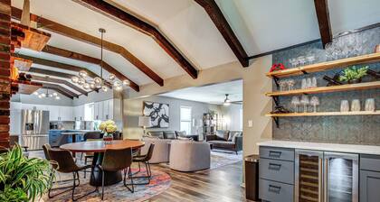 Chic Family-friendly Home in Riverside: 7 Mi to KC