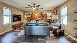 House (3 Bedrooms) | Interior - Chic Family-friendly Home in Riverside: 7 Mi to KC (Riverside)