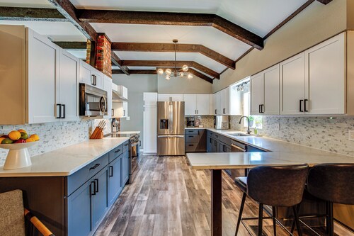 Chic Family-friendly Home in Riverside: 7 Mi to KC