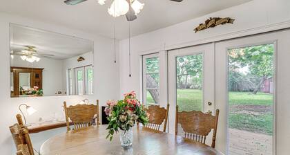 Peaceful Home w/ Yard: 13 Mi to Downtown Houston!