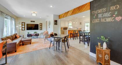 San Antonio Home, 2 Mi to Airport - Pets Welcome!