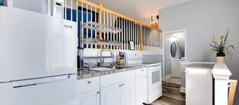 Walk to Lake: Hiram Hideaway w/ Shared Gazebo!