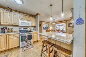 Microwave, oven, stovetop, dishwasher - Peaceful Ruidoso Cabin: Hot Tub, Mountain Views! (Ruidoso)