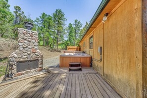 Outdoor spa tub - Peaceful Ruidoso Cabin: Hot Tub, Mountain Views! (Ruidoso)