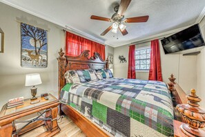 2 bedrooms, laptop workspace, bed sheets - Peaceful Ruidoso Cabin: Hot Tub, Mountain Views! (Ruidoso)