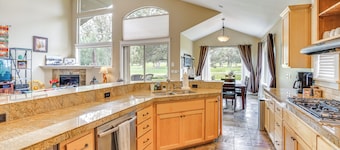 Redmond Golf Getaway - Near Smith Rock State Park!