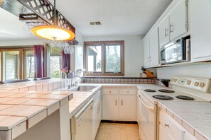 Microwave, oven, stovetop, dishwasher - Ski-in/ski-out Wintergreen Resort Condo + Hot Tub! (Nellysford)