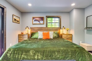 House (3 Bedrooms) | Interior - Infinity Pool + Mtn Views: Luxe Talking Rock Home (Talking Rock)