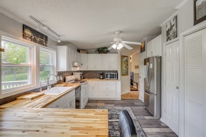 House (3 Bedrooms) | Interior - Deck & Views! Secluded Retreat 12 Mi to Asheville (Fairview)