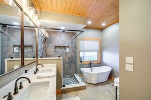 House (4 Bedrooms) | Interior - 4 Mi to Sapphire Ski! Mtn-view Cabin w/ Deck (Sapphire)
