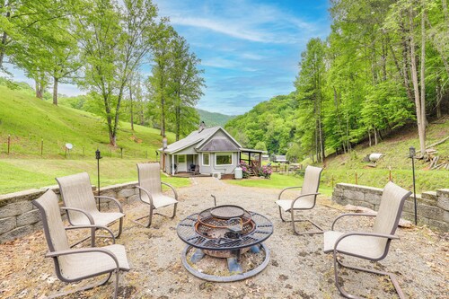 Cozy Mars Hill Farmhouse w/ Scenic Views