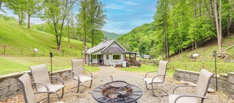 Cozy Mars Hill Farmhouse w/ Scenic Views