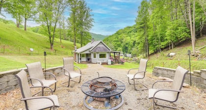 Cozy Mars Hill Farmhouse w/ Scenic Views