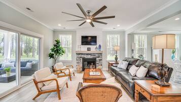 House (4 Bedrooms) | Front of property