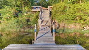 A wooden dock leading to a cabin with a staircase. - Waterfront Lancaster Cabin ~ 10 Mi to Kilmarnock! (Lancaster)