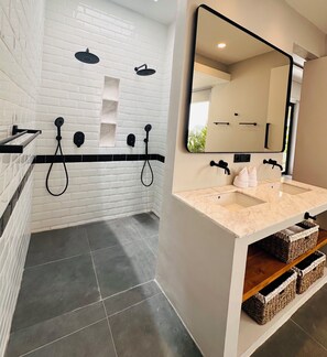 Douche, sèche-cheveux, bidet, serviettes fournies