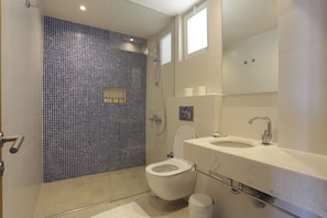 A modern bathroom with a shower, toilet, and sink. - Faralya Tuz Hotel (Fethiye)