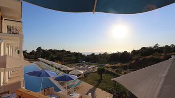 Deluxe Suite, Balcony, Sea View | 1 bedroom, in-room safe, soundproofing, free WiFi
