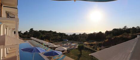 Deluxe Suite, Balcony, Sea View | 1 bedroom, in-room safe, soundproofing, free WiFi