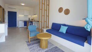 Suite – deluxe, balkong, sjøutsikt | 1 soverom, safe på rommet, lydisolert og wi-fi (inkludert)