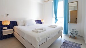 Suite – deluxe, balkong, sjøutsikt | 1 soverom, safe på rommet, lydisolert og wi-fi (inkludert)