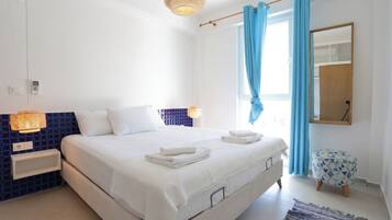 Deluxe Suite, Balcony, Sea View | 1 bedroom, in-room safe, soundproofing, free WiFi