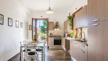 Design House | Dapur peribadi | Peti sejuk/penyejuk beku saiz penuh, ketuhar gelombang mikro, ketuhar