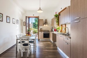Design House | Private kitchen | Full-sized fridge, microwave, oven, stovetop - Febo House by Wonderful Italy (Syracuse)
