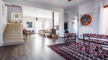 Casa de diseñador | Área de sala de estar | Televisión de 35 pulgadas con canales digitales