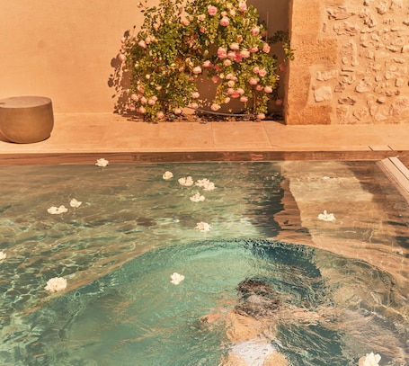 Una piscina al aire libre de temporada