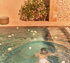 Una piscina al aire libre de temporada