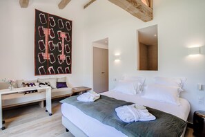 Caja de seguridad en la habitación y escritorio 